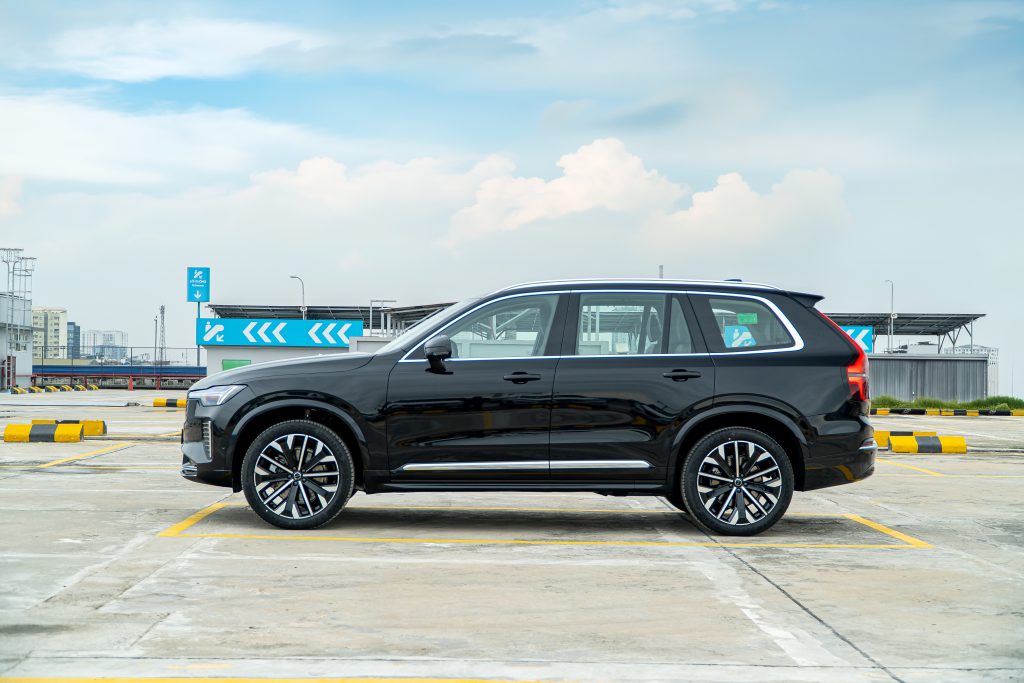 Góc ngang xe Volvo XC90B5 2026